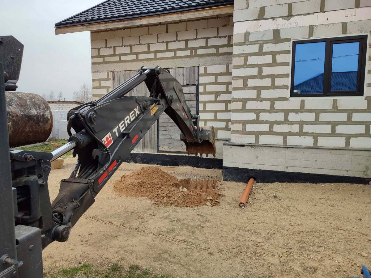 разработка грунта экскаватором при газификации дома