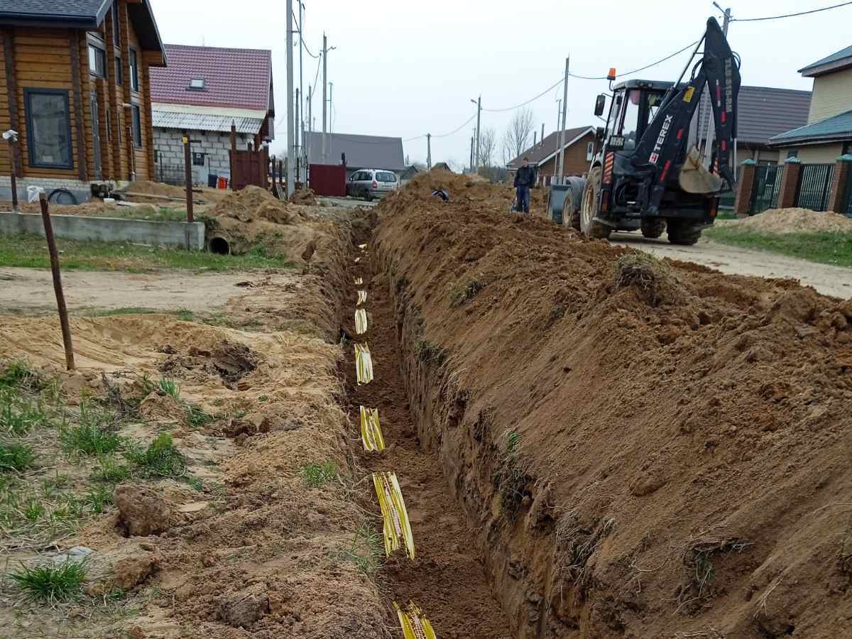 укладка сигнальной ленты над газопроводом в траншее